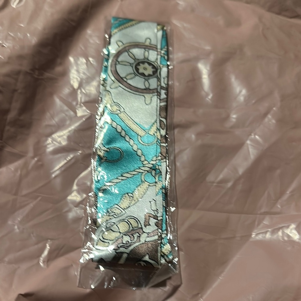 Elegant Blue and White Geometric Twilly